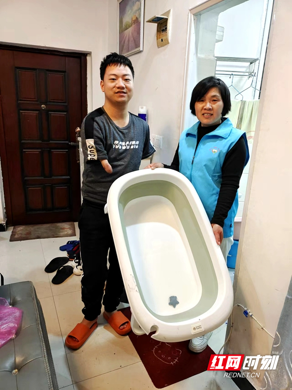 龙爱霞老师为残疾家庭送上小孩用的洗澡盆。.jpg