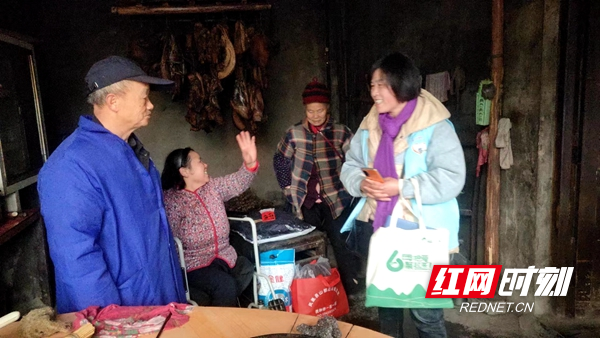 龙爱霞老师在走访慰问残疾家庭。.jpg