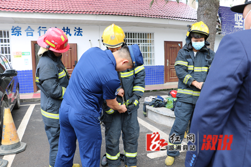 防火服穿戴演练.jpg