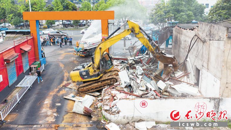 　　5月22日，芙蓉区远大路一处沿街自建房正在拆除。长沙晚报全媒体记者 黄启晴 邓迪 摄影报道