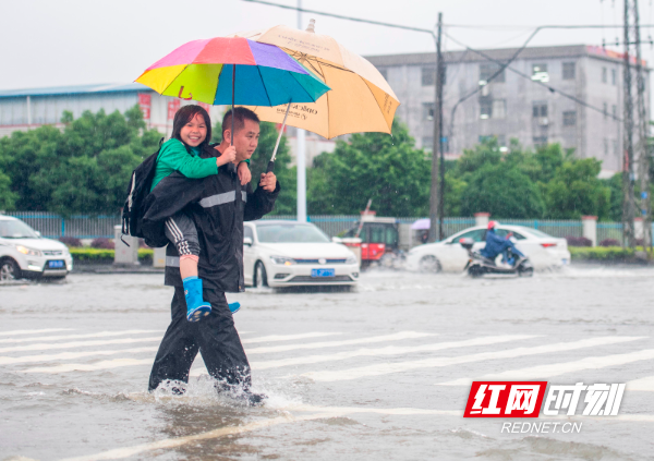 2022年5月23日，湖南省永州市道县高新技术产业开发区东环一路，城管工作人员在背护学生过马路。 (6).jpg