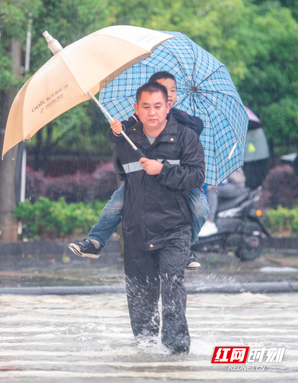 2022年5月23日，湖南省永州市道县高新技术产业开发区东环一路，城管工作人员在背护学生过马路。 (8).jpg