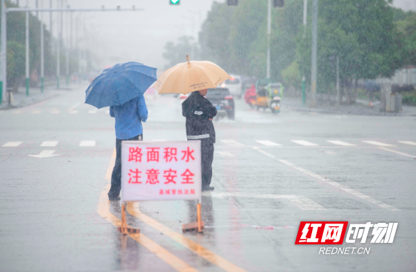 2022年5月23日，湖南省永州市道县高新技术产业开发区东环一路，城管工作人员在背护学生过马路。 (10).jpg