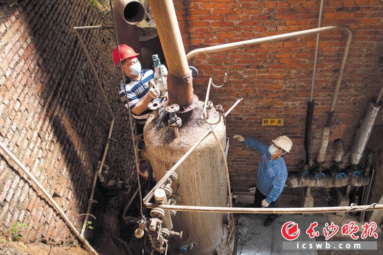 　　施工人员对无证黑锅炉进行拆除。 　　长沙晚报全媒体记者 郭雨滴 摄