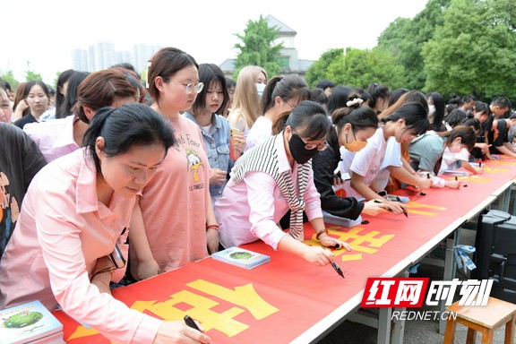 1、5月24日，湖南第一师范大学开展“远离危房、从我做起”万名大学生签名活动。.marked.jpg