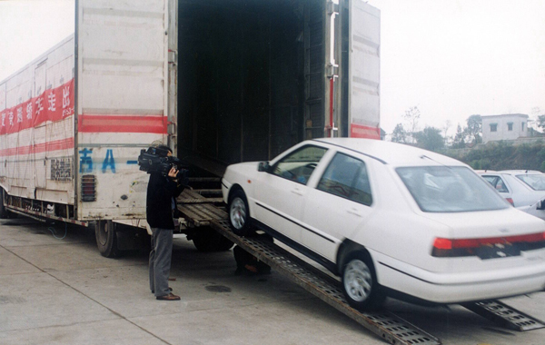 2001年首批奇瑞车出口叙利亚.jpg