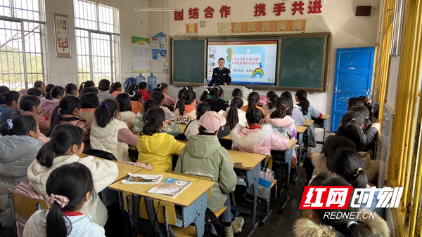 “守护花蕾关爱儿童”女童权益保护宣讲走进学校课堂。。.jpg