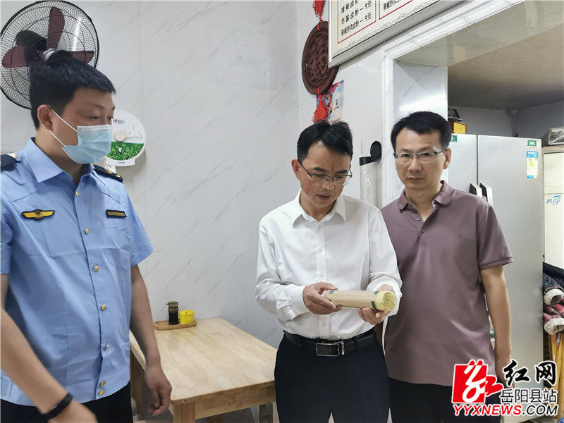 李德军检查食品保质期_副本.jpg