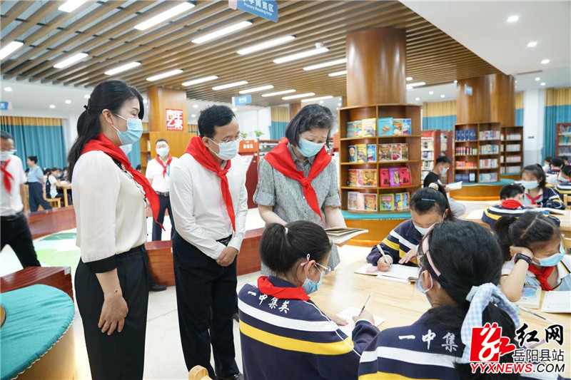 在集英学校了解“隔代家庭教育”开展情况_副本.jpg
