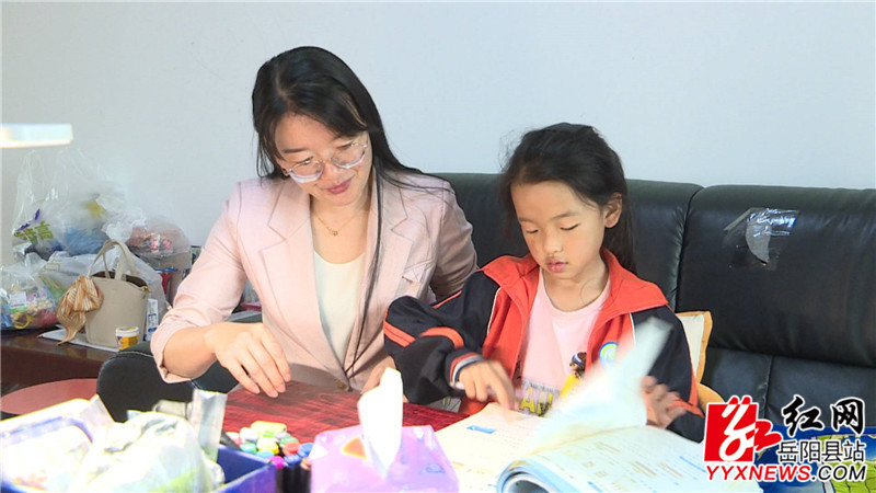 黎立群辅导女儿_副本.jpg