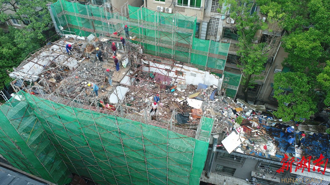 长沙市城管委办公室组织对两处重大隐患违法建设进行拆除