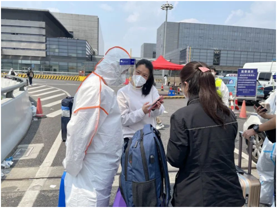 上海虹桥火车站返乡人员。新华社贾远琨摄