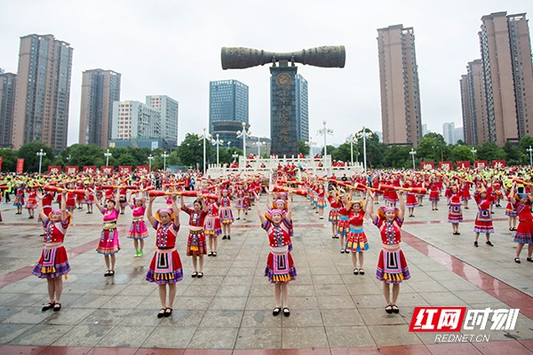 纪念毛泽东同志题词“发展体育运动，增强人民体质”70周年暨万人同跳广场舞活动在永州江华举行