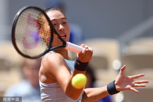 郑钦文在比赛中击球。