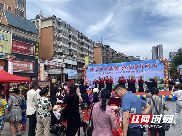 图四5月29日，燕泉街道计生协联合区卫健局、区计生协会、区文化馆及阳光苑社区计生协等单位举办“弘扬婚育新风，促进家庭健康”文艺汇演现场。.jpg