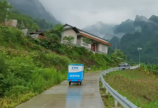 印有“医保快递”字样的电动车继续在山间蜿蜒前行。.png