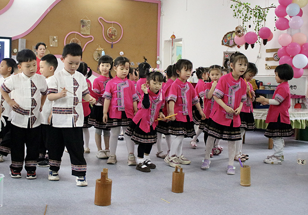 2022年5月31日，湖南省怀化市通道侗族自治县幼儿园，孩子们在玩投壶的游戏0。.jpg