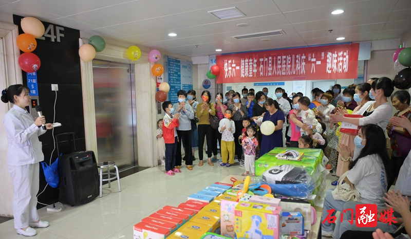县人民医院：医务人员为患儿过“六一”1.jpg