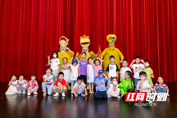 孩子们参观梅溪湖国际文化艺术中心.jpg