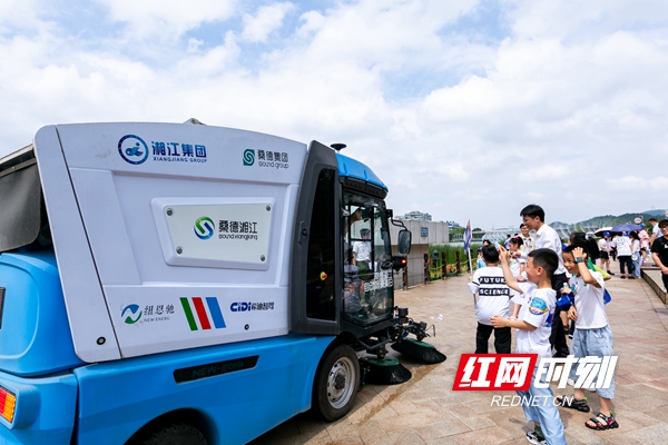 参观智能环卫车，体验智慧化成果.jpg