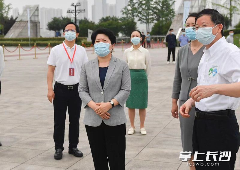 吴桂英观看活动现场宣传展板。