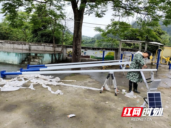 组装灯具。.jpg 组装灯具。.jpg