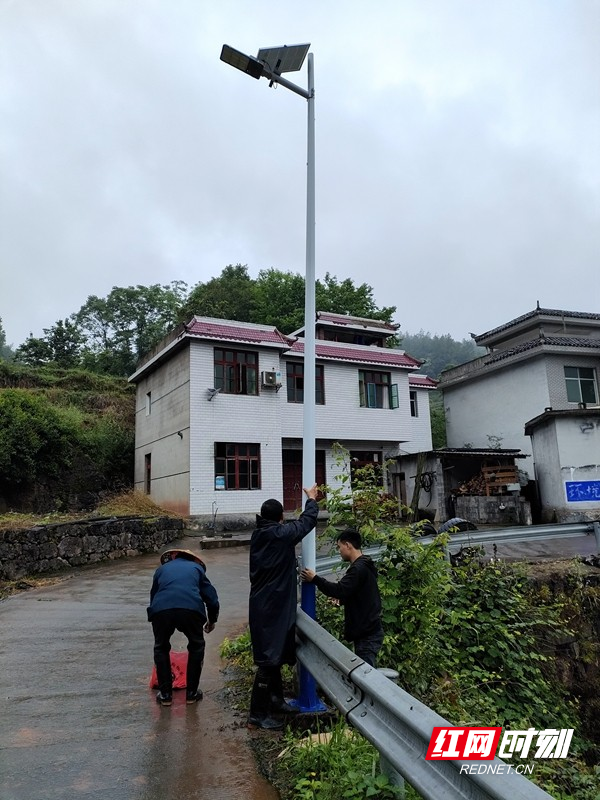 村民自发安装太阳能路灯。.jpg 村民自发安装太阳能路灯。.jpg
