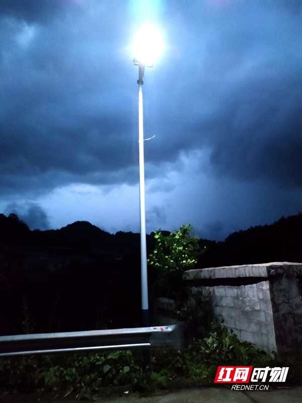 太阳能路灯,照亮村民回家路。.jpg 太阳能路灯,照亮村民回家路。.jpg