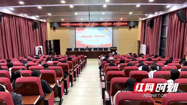 对青少年学生加强法治宣传教育。.jpg