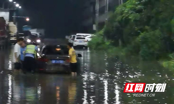 路面积水围困车辆 交警雨夜帮忙推车.jpg 路面积水围困车辆 交警雨夜帮忙推车.jpg