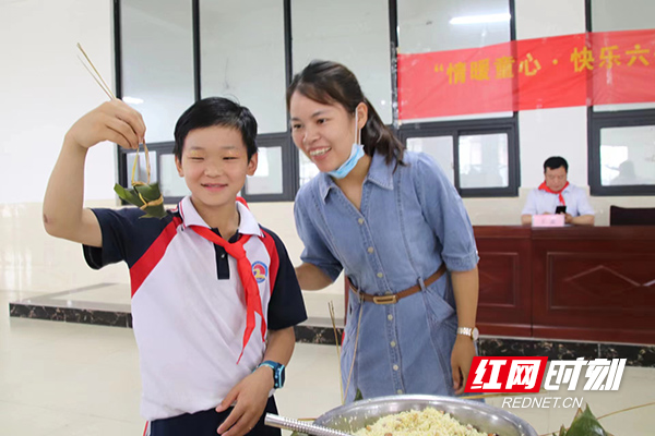 一起包粽子.jpg