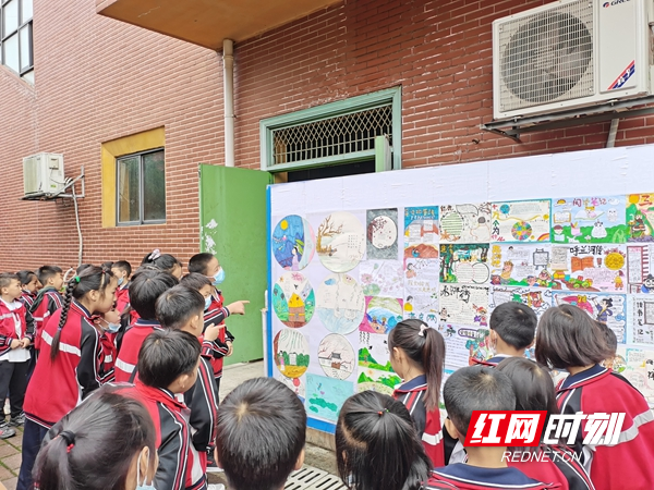 学生正在驻足欣赏读书笔记展板.jpg