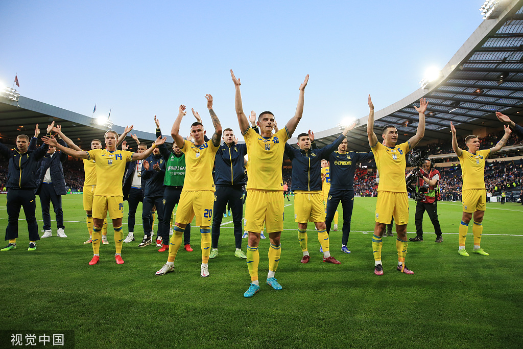 乌克兰队感谢现场球迷。