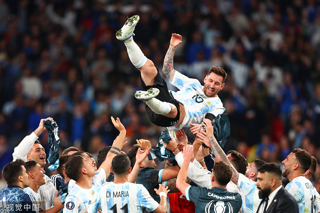 阿根廷球员抛起梅西。