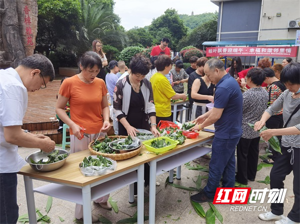 图一振兴社区开展“粽叶飘香迎端午·幸福和谐邻里情” 包粽子比赛.jpg