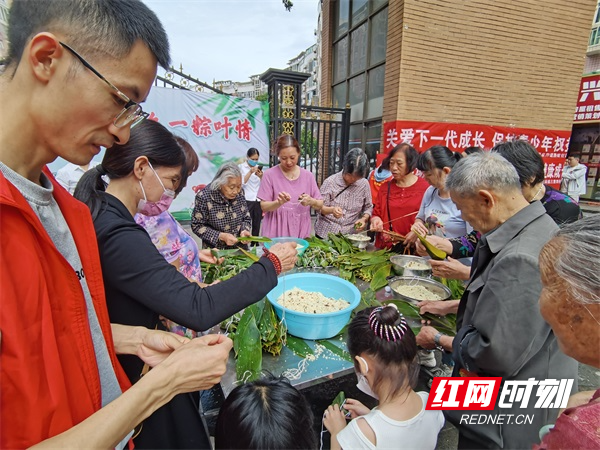 图四燕南社区联合三里田村开展了“童心共圆中国梦，多彩六一粽叶情”活动。（黄小芳  陈常盛  摄）.jpg