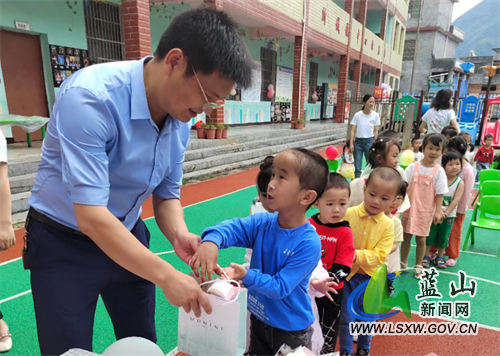 所城镇:“六一”心手相牵 关爱留守儿童1.jpg 所城镇:“六一”心手相牵 关爱留守儿童1.jpg