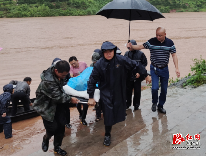 联合当地群众紧急转移隧道内1名受伤人员.png