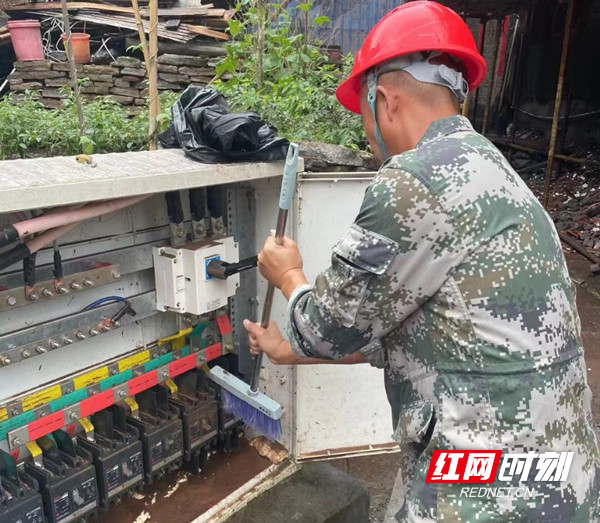 供电员工在凤凰古城对低压分接箱进行退水后、送电前的清洗和安全检查。.jpg