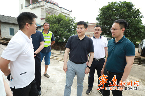 胡勇刚深入基层一线开展道路交通安全检查1_副本500.jpg 胡勇刚深入基层一线开展道路交通安全检查1_副本500.jpg