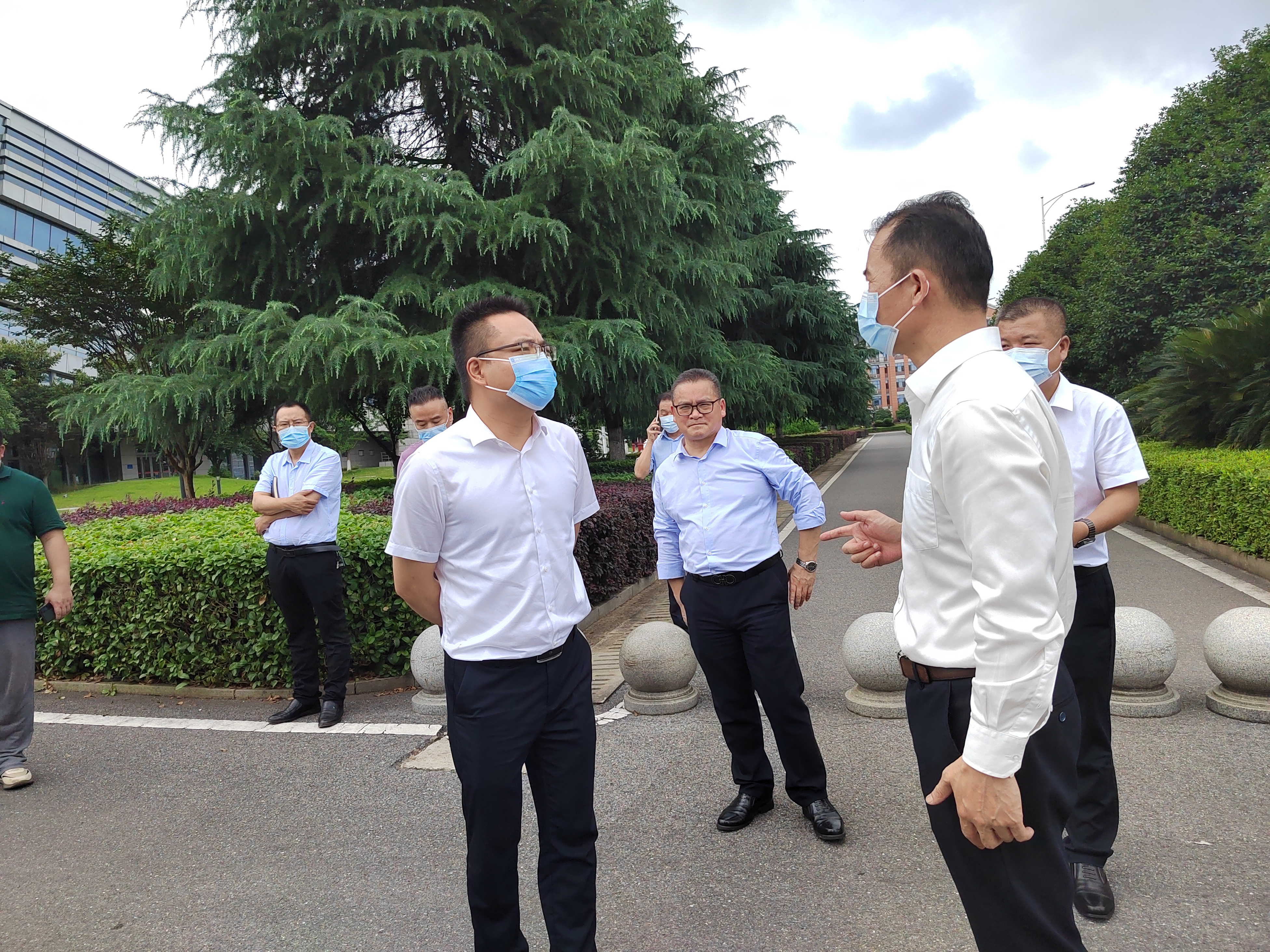 在云龙中学考点,何滔一行认真检查考点疫情防控和考生入场安全通道