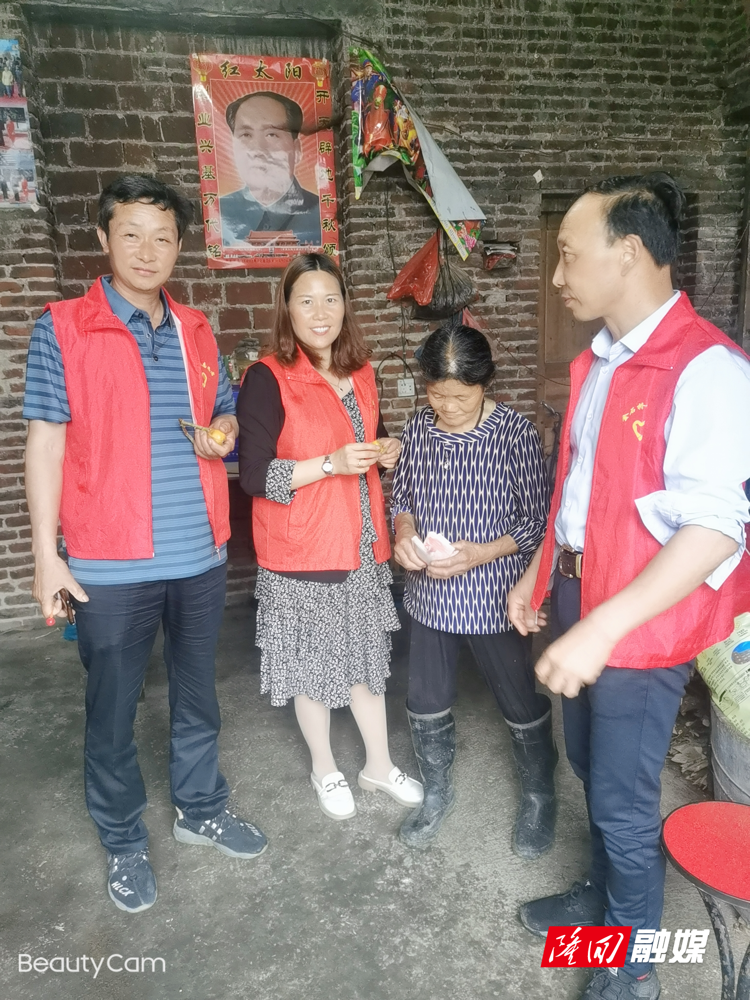 慰问图.jpg 慰问图.jpg