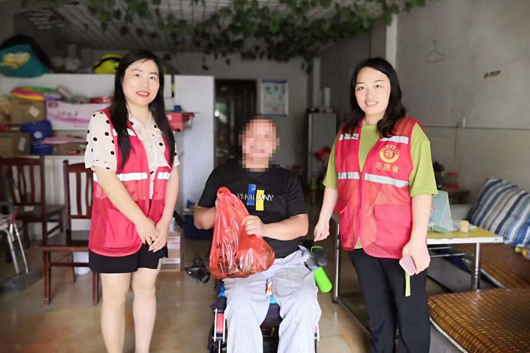 社区工作人员慰问困难家庭.png