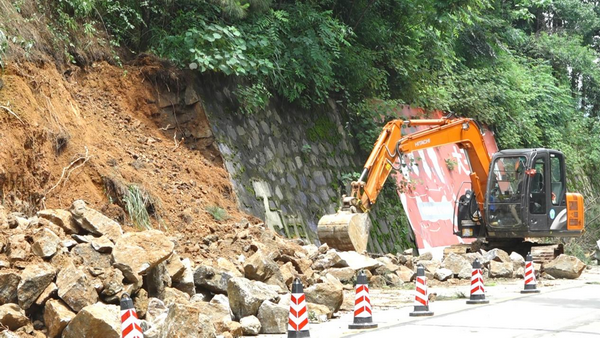 衡山:暴雨致多处公路塌方 公路部门积极抢险保畅通2_调整大小.png 衡山:暴雨致多处公路塌方 公路部门积极抢险保畅通2_调整大小.png