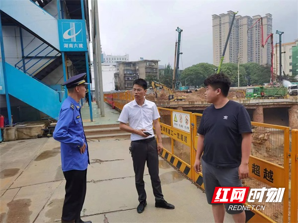 图一燕泉中队执法人员深入锦马时代工地宣传严格控制建筑施工噪声污染相关规定。.jpg 图一燕泉中队执法人员深入锦马时代工地宣传严格控制建筑施工噪声污染相关规定。.jpg