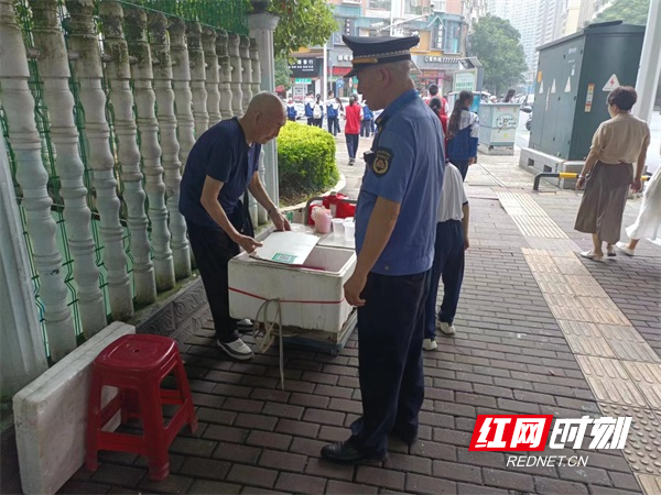 图二燕泉中队执法人员对北湖实验中学校园周边乱摆摊点的游商进行劝导。.jpg 图二燕泉中队执法人员对北湖实验中学校园周边乱摆摊点的游商进行劝导。.jpg