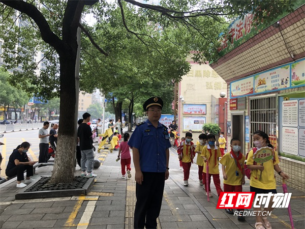 图三燕泉中队执法人员对郴州市二十完小校园周边放学秩序进行维护。.jpg 图三燕泉中队执法人员对郴州市二十完小校园周边放学秩序进行维护。.jpg