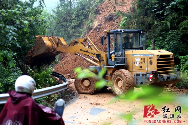 1.６月５日，通道侗族自治县坪坦乡下盘村乡道路段，大型机械正在清理滑坡土石。_副本.jpg