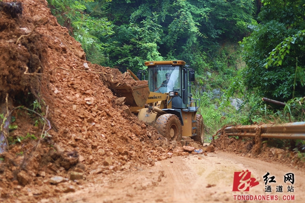 3.６月５日，通道侗族自治县坪坦乡下盘村乡道路段，大型机械正在清理滑坡土石。_副本.jpg