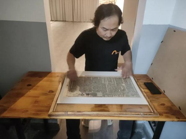 他用8年收藏20多万份报纸，还办了藏报馆→